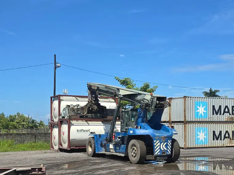 Reach stacker moviendo contenedores en puerto