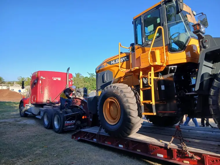 Cargadora frontal Volvo sobre lowboy