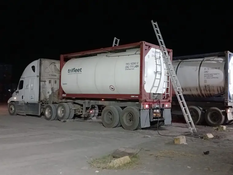 Isotanques en plataforma, operación nocturna