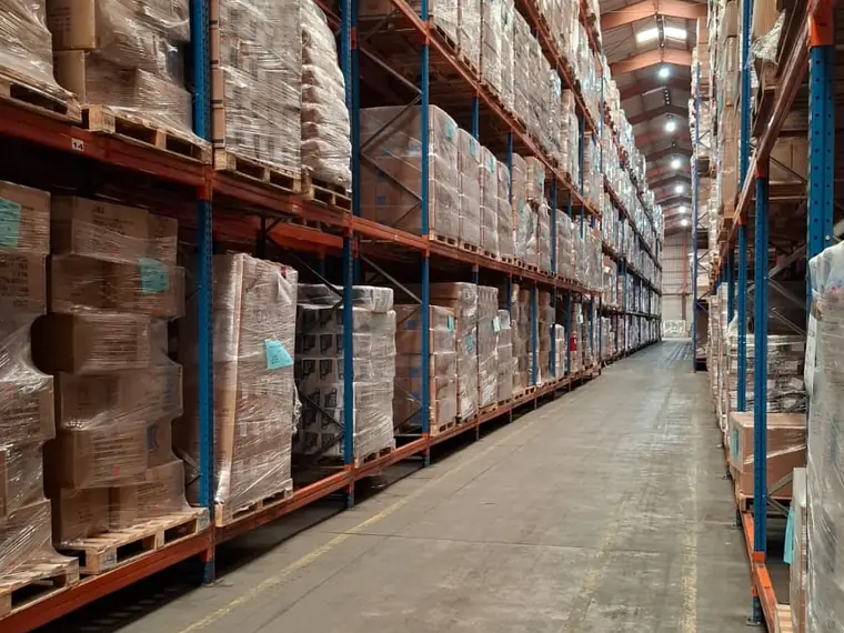 Racks de bodega con producto paletizado
